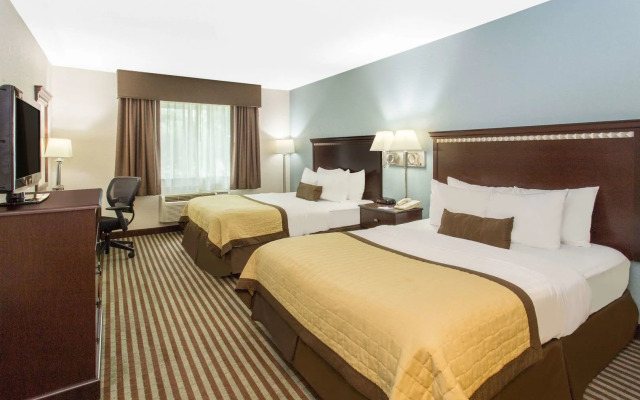 Clarion Pointe Mattoon near University