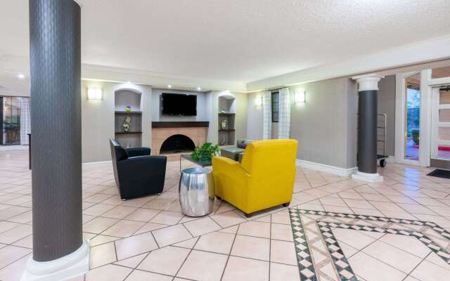 Super 8 by Wyndham The Woodlands North