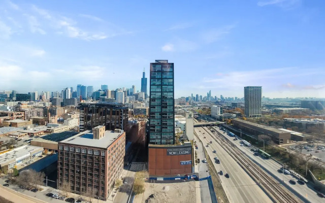 Prime Location 2BR Balcony Restful Night