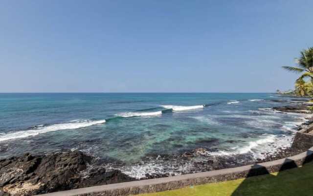 Banyan Tree Condo W/ Pool & Ocean Front!