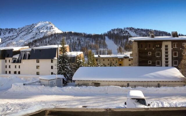 Studio + CM 4 Perosnnes