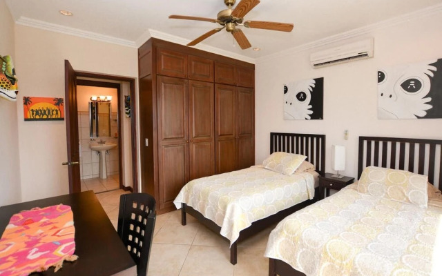 Luxury 2 bedroom condo with ocean view - Few steps from beach