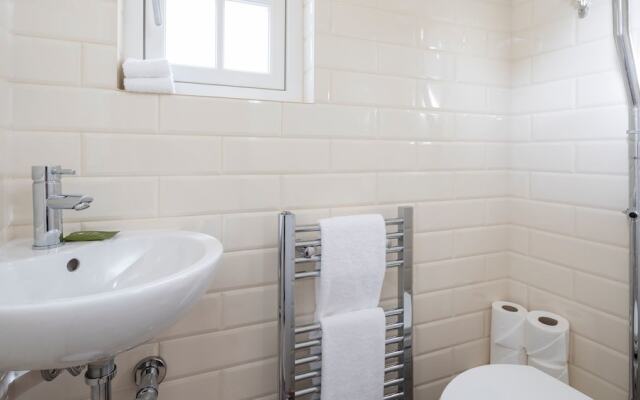 5BR Family Home in Leafy SW London