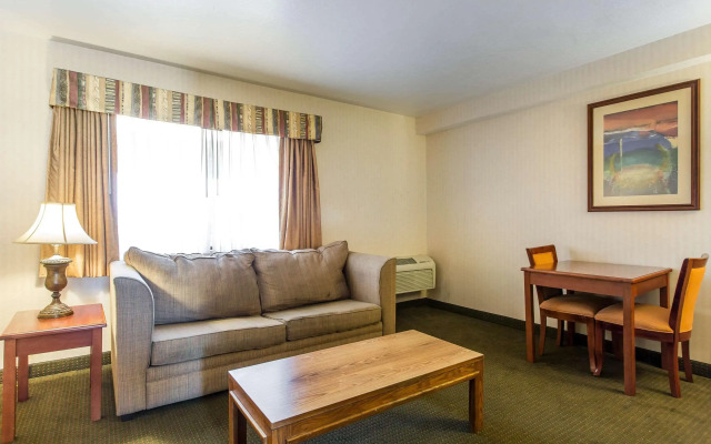 Econo Lodge Inn & Suites Riverside - Corona