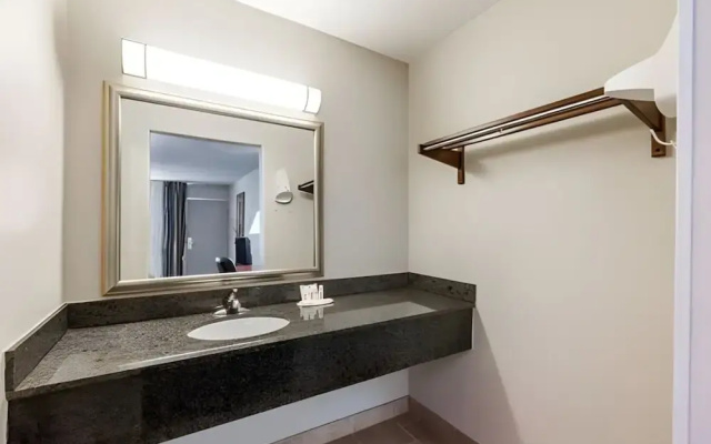 Iberia House & Suites
