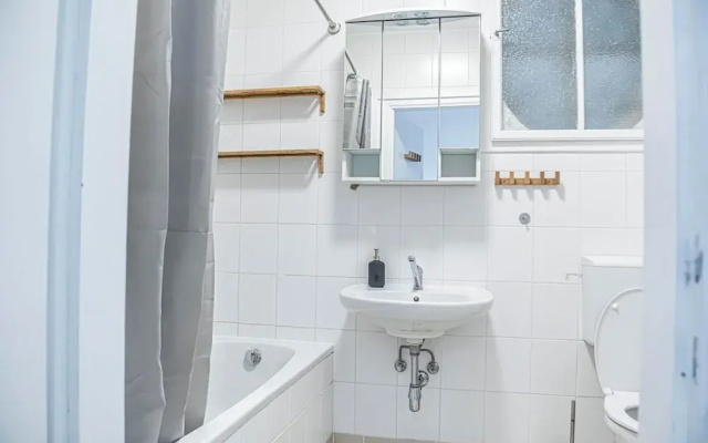 Comfy 4BR Apt Near AKH Hospital WiFi