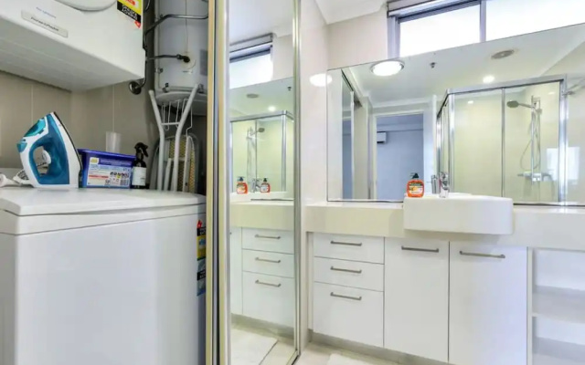 Stylish 1-bed Darwin City Stay With Balcony Views – Guest Rooms – Darwin