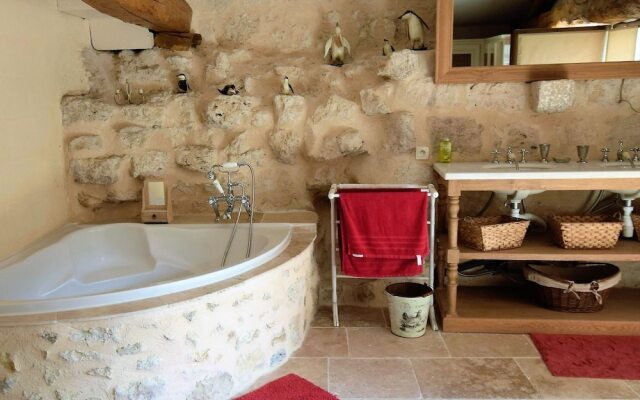 Authentic Castle in Bon-Encontre with Open Kitchen