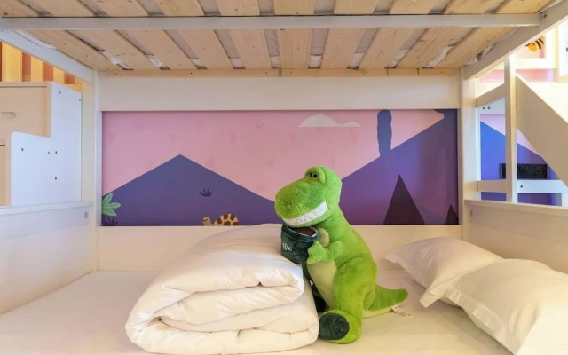 Wind Sleeping Color Hotel