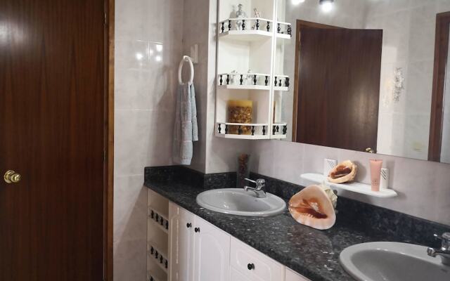 Villa con jardín piscina y cerca playa