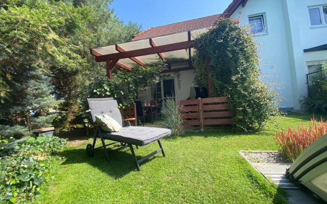 Pool & Lake Holiday Home