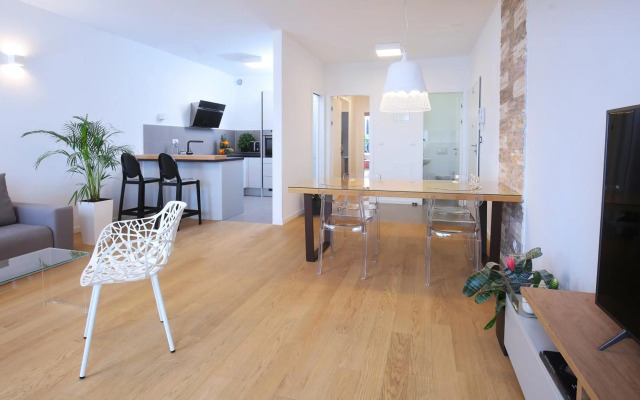 Luxury Apartment Kampanel