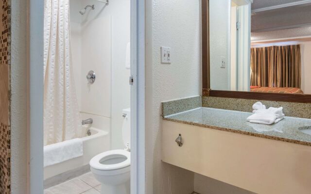 Rodeway Inn Auburn Hills - Detroit