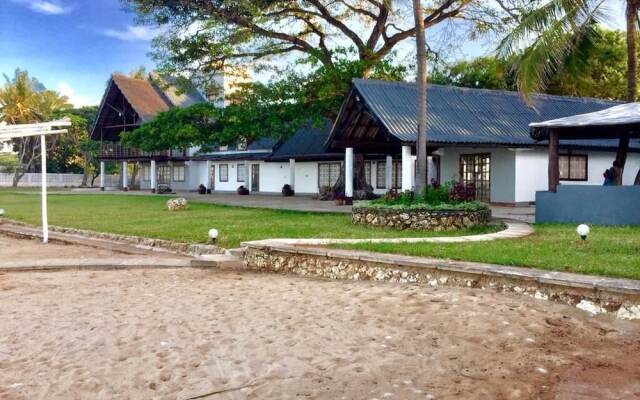Bahari Beach Castle Lodge
