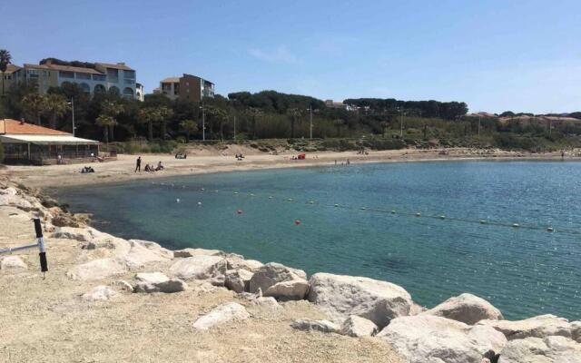 Appartement T2 avec piscine a 100 m de la plage