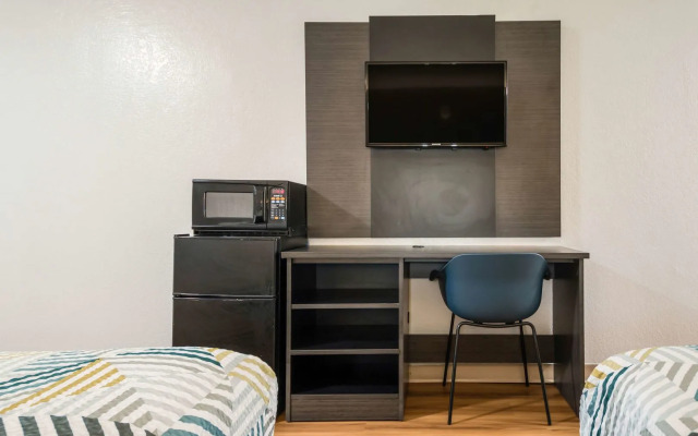 Studio 6 Laredo, TX - North I-35