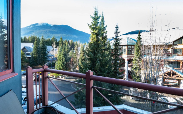 Alpenglow Lodge Family Studio with Sofa Bed by MVA