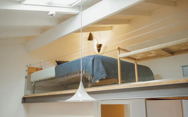 Mezzanine Stylish Apartment Q by Vacationy