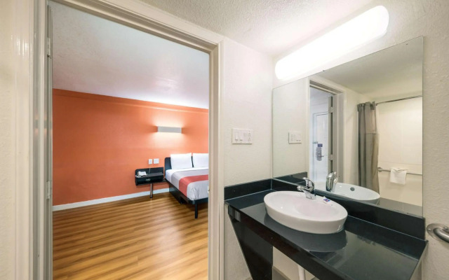 Motel 6 Dallas, TX - Farmers Branch