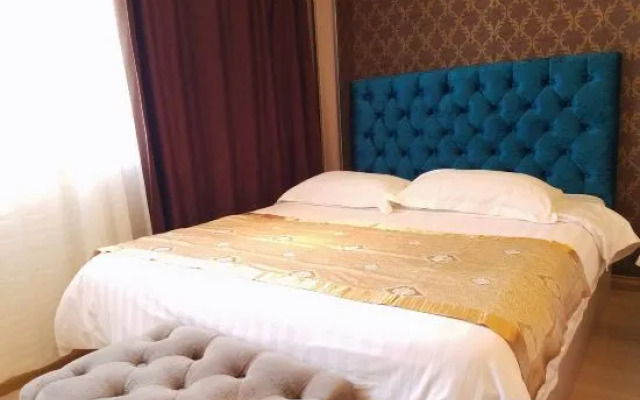 Platinum Apartment (Dalian Jinshitan Discovery Kingdom Light Rail Station)