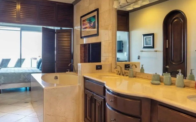 Luxury Beachfront Condo on Sandy Beach