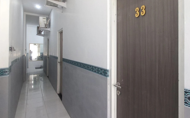 RedDoorz @Deluxe Hotel near Terminal Purabaya Bungurasih