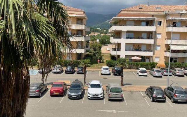 Beau F1 climatisé et wifi en bord de mer