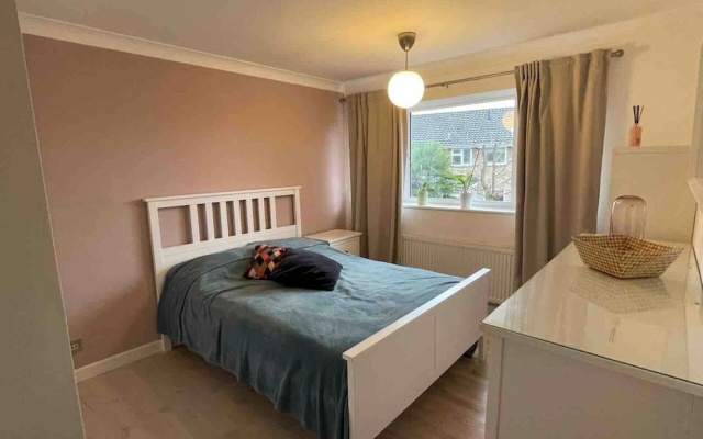 House - Sleeps 6 - Private Garden & Parking