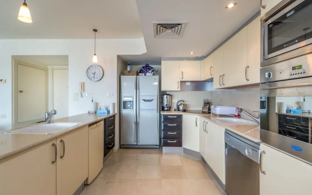 Beach Front By Ritz Hotel Pool Parking