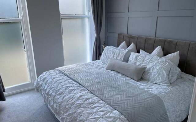 Stunning Apartment in Clifton Gardens, Westend