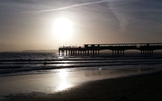 Beach Front 2-bed Apartment With Deck & BBQ