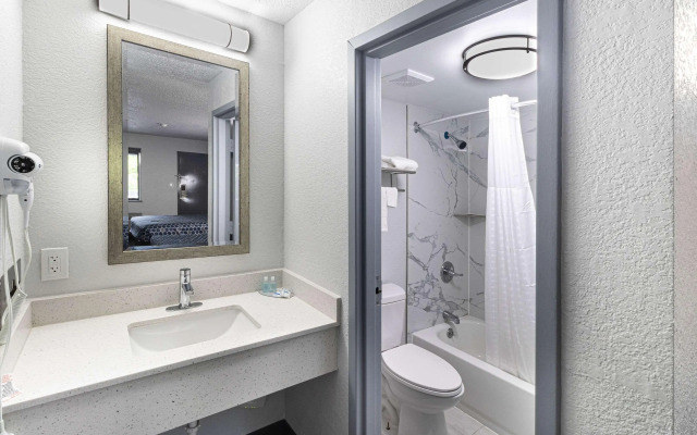 Rodeway Inn At Fort Lee