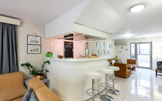 7 Palms Hotel Apartments