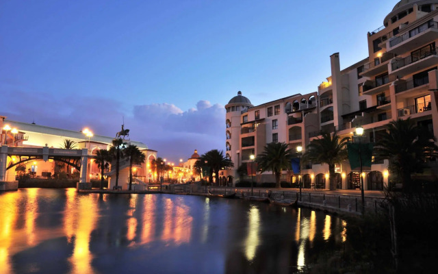 Island Club Hotel & Apartments