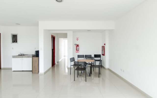 Modern 1 BR Apartment