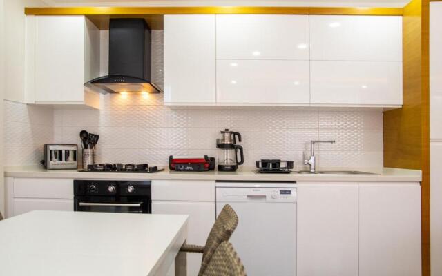 Vibrant and Central Flat Near Sea in Cesme