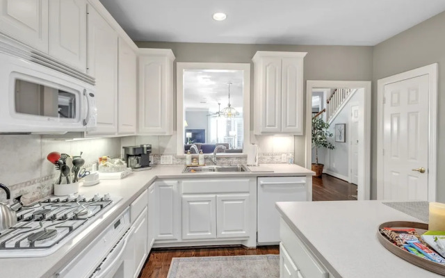 Spacious Urban Uptown Retreat 3 Bedroom Townhouse