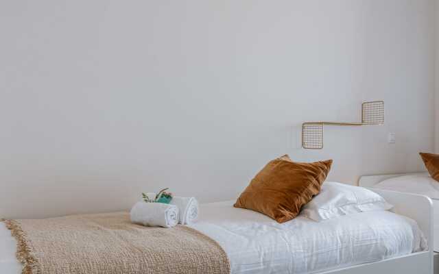 Modern Apartment for up to Five People