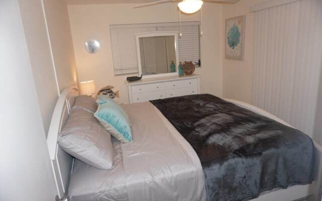 Barefoot Bungalow by Beachside Mngmt