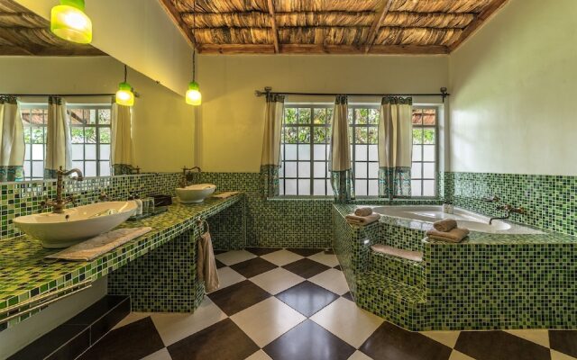 Hatari Lodge