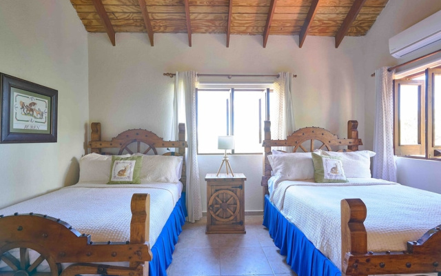 4BR Wood Mountain Villa Jarabacoa Heated Pool