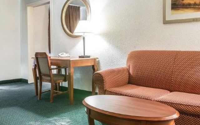 Econo Lodge Inn & Suites