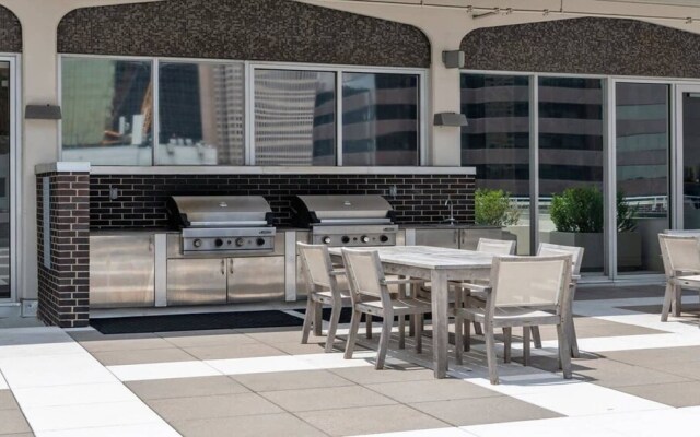 Downtown Dallas CozySuites w/ roof pool, gym 7