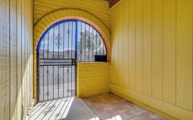 4 Mi to Downtown Tucson: Peaceful Townhome!