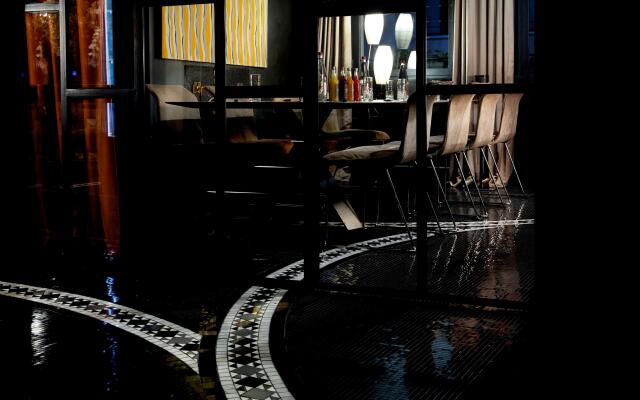 The One Alma Paris