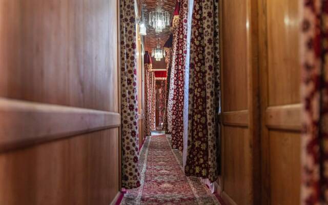 Sea Hawk Group Of Houseboat