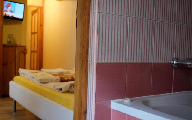 Academus - Cafe/Pub & Guest House