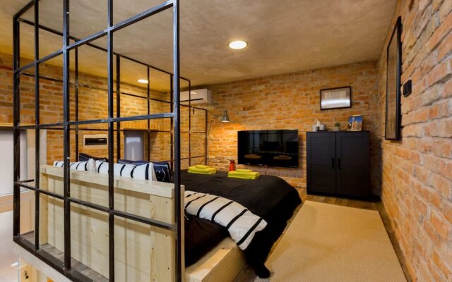 Bright Warwick Chambers Apartment
