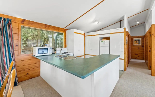 Seaview, Sun and Surf - Piha Holiday Home