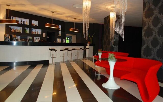 Hotel Black & White
